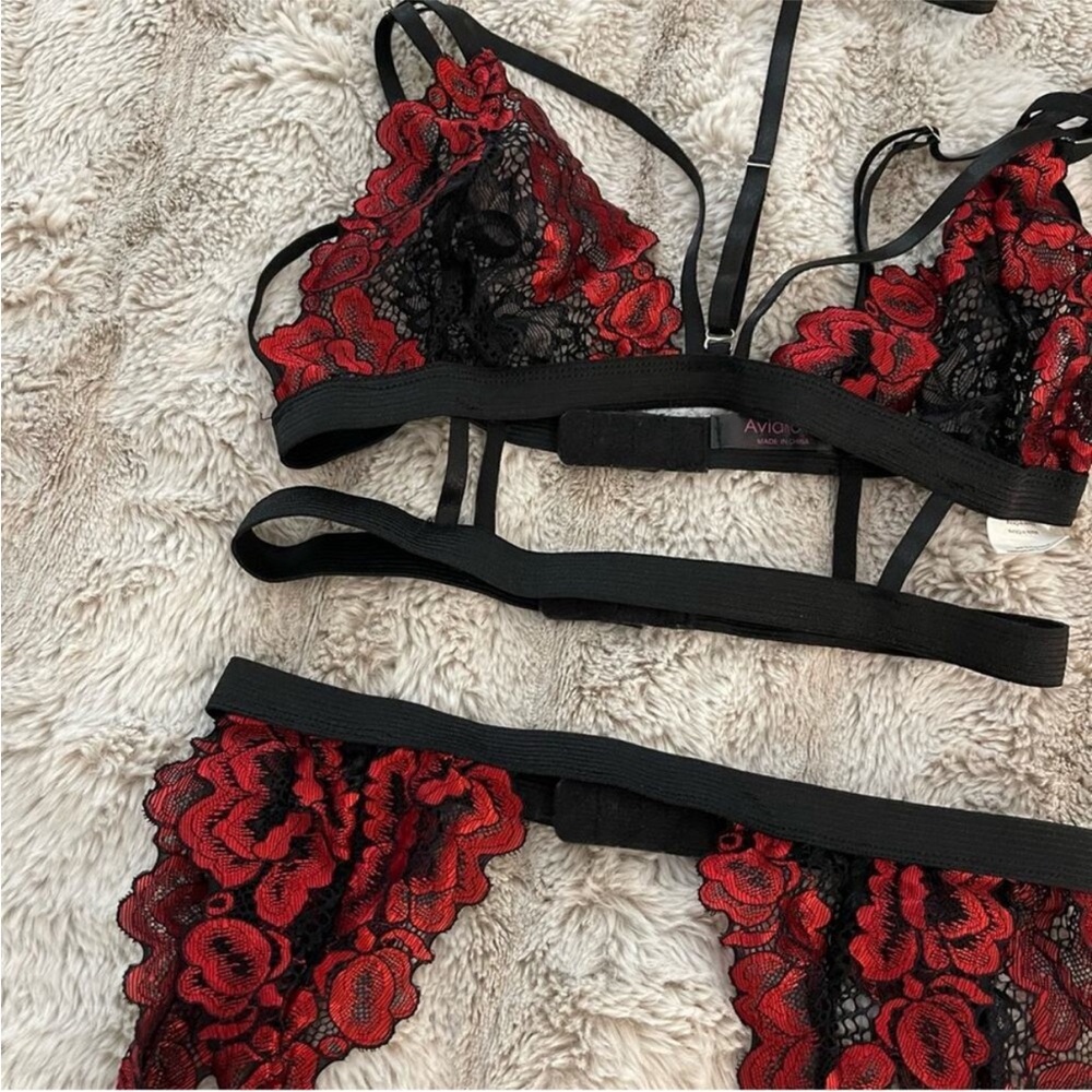 NWT Frederick’s of Hollywood Red Lace Bra & Panty Set – Size S - Picture 3 of 4